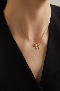 David Morris' 'Miss Daisy' necklace is looped with the namesake flower that's believed to reflect new beginnings. It's crafted from 18-karat rose gold and glitters with rose and pear-cut diamonds - each petal is tipped with micro-set pavé stones. It's a daisy chain that will stand the test of time. Rose Gold Pendant Set, Diamond Necklace Indian, David Morris, Rose Gold Diamond Necklace, Cute Promise Rings, Rose Pendant Necklace, Indian Accessories, Rose Diamond, Pave Jewelry