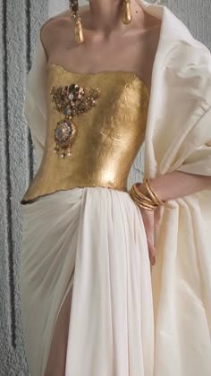 Runway Fashion Couture, فستان سهرة, Mode Inspo, Glam Dresses, Fashion Mistakes, Fantasy Fashion, Gold Dress, Mode Inspiration