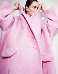 Hoy que ha llegado el frío, te proponemos 10 pink coats e ideas de streetstyle para llevarlos como tus iconos de estilo favoritos Tout Rose, Mode Rose, The Blonde Salad, Fashion Landscape, Chewing Gum, Oversized Coat, Everything Pink, 가을 패션