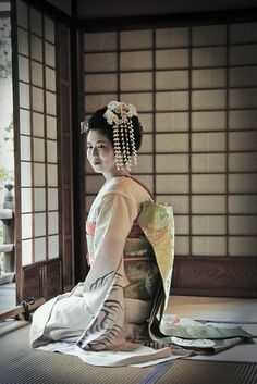 芸者 Geisha Turning Japanese, Afrique Art, Asian Inspiration, Beautiful Kimonos