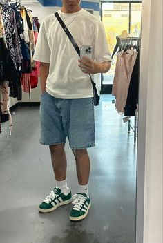 Man Outfit Ideas Summer, Summer Aesthetic Men Outfits, Clean Mens Fashion, Men Outfits Ideas Street, Jorts Outfit Men’s, Men’s Fashion Shorts, Chill Fits For Men, Green Fits Men, Mens Summer Outfits Aesthetic