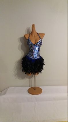 THE SAMBA SHOP Lovely handmade Sequin Dress with real Rooster Feathers. Open back, ropes go across at the back into lopes. Tied at the back. ( See pictures ) Perfect as a Samba or Dance competition Dress or for Clubbing an a night out ! This listing is for : 2-tone BLUE/SILVER Sequins with BLUE Feather Dress, open back.  ( Please see all pictures ! ) We have many more colors of this gorgeous dresses in stock, please browse in our store ! Dress size : Fits AU/UK Size 6-10 !  Equivalent to US Size Blue Fitted Dress For Festival, 70s Hairstyles For Long Hair, Blue Feather Dress, Sequin Feather Dress, Carnival Show, Cabaret Costume, Dance Competition Dress, Samba Costume, Show Girl