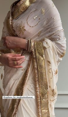 Golden Sarees, Festive Saree, Magalshutar Gold Design, Elegant Festive Saree With Gold Embroidery, Classy Sarees Elegant, White Saree Blouse Design, Wedding Saree With Gold Embroidery, White Bridal Saree, Traditional Indian Prints