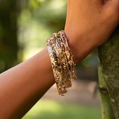 Escape to your own tropical garden with the Monstera Collection by Maui Divers Jewelry. The organic perforations of the 14 karat Monstera leaves will bring sun-dappled sophistication to any ensemble. Hinge Bracelet with safety clasps 14k Yellow Gold 8mm Exclusively Made in Hawaiʻi Forever Guarantee (Warranty on the life of the piece) Free Shipping on USA Orders $100 or more Hawaiian Heirloom Jewelry, Hinge Bracelet, Body Decor, Octopus Design, Hawaiian Jewelry, Gem Diamonds, Monstera Leaves, Manifestation Board, All Gems