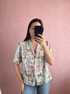 Vintage colourful floral blouse - Label: Felicia - TAG SIZE: 52 - Fabric information: 100% polyester. Estimated to fit L-XL-2XL-3XL based on your desired fit. Measurements (laying flat): - Length: 21.3" (54 cm) - Armpit to armpit: 22.8" (58 cm) Good vintage condition! Casual Short Sleeve Hawaiian Shirt With Floral Print, Green Short Sleeve Blouse For Vacation, Spring Shirt With Floral Print And Short Sleeves, Patterned Short Sleeve Shirt For Spring, Spring Floral Print Short Sleeve Shirt, Spring Beach Short Sleeve Shirt With Floral Print, Spring Tropical Print Short Sleeve Shirt, Floral Print Short Sleeve Hawaiian Shirt For Vacation, Multicolor Floral Print Short Sleeve Shirt For Spring