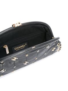 Chanel Vintage Logos Chocolate Bar clutch Chocolate Logo, Deco Chandelier, Vintage Logos, Designer Clutch Bags, Black Leather Clutch, Clutch Black, Vintage Clutch, Bar Styling, Shopping Chanel