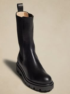 Boots Midcalf, Tall Chelsea Boots, Boots Leather Women, Chelsea Boots With Jeans, 2025 Style, Hot Boots, Chelsea Boots Women, Black Chelsea Boots, Comfortable Boots