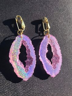 These gold holographic color shifting earrings are absolutely stunning. They are a transparent gold at a certain angle and then as soon as they shift they show a beautiful gold sparkly rainbow. They are lightweight and won't bother your ears compared to regular heavy stone *Last photo is a different color but shows the clip on option Matching necklace available, link below https://www.etsy.com/listing/856577326/holographic-geode-pendant-made-with?ref=listings_manager_grid Please note the color i Holographic Color, Juniper Wood, Rainbow Sparkle, Pink Holographic, Resin Geode, Geode Earrings, Agate Earrings, Purple Teal, Cute Accessories