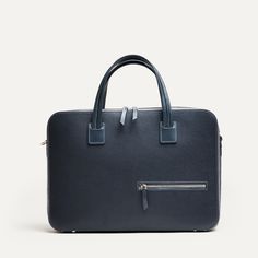 Ce sac business en cuir pleine fleur grainé réinvente les codes de l'élégance et de la praticité. Grâce à son tannage végétal, il associe luxe et respect de l'environnement. Son attache en cuir unique sur la face arrière permet de le maintenir fermement sur une valise, simplifiant ainsi vos voyages d'affaires. À l'intérieur, chaque détail a été pensé pour un usage quotidien efficace, avec des rangements spécialement conçus pour vos documents, appareils électroniques et accessoires. Bien que compact, il surprend par sa grande capacité de rangement. Le porte-documents OSCAR est proposé avec sa sangle en cuir pour un porté épaule, et vous sera livré dans un pochon de protection. Padded Pouch, Medium Backpack, Briefcase For Men, Backpack Travel Bag, Business Bag, Leather Briefcase, Storage Compartments, Toiletry Bags, Office Accessories