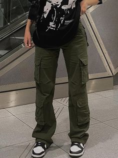 Green Cargo Pants Outfit, Baggy Jeans Women, Dark Green Pants, Outfits Juvenil, Y2k Cargo Pants, Cargo Pants Baggy, Cargo Outfit, Streetwear Cargo Pants, Cargo Pants Outfits