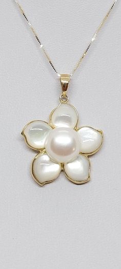 WHITE Mother of Pearl Flower 14k Yellow Gold Pendant. White Mother of pearl Flower Charm/Pendant/Necklace 18 Inches Gold Chain. Flower Pendant in 14k Yellow Gold. Product Info: -Stone: Mother of Pearl. -Stone Color: White. -Pendant Measures: 30x21mm -Metal: 14k Solid yellow. - Gold Chain Leight: 18 Inches -Nice Gift Box Included. Luxury White Gold Flower Pendant Necklace, Luxury Yellow Necklaces With Pearl Pendant, Mermaid Jewelry, Pearl Stone, Charm Pendant Necklace, Yellow Gold Pendants, Pearl Flower, Flower Charm, Pearl Size