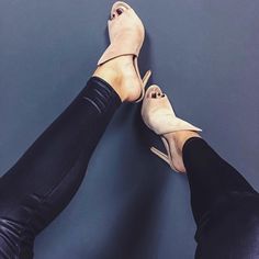 Daily Fashion Outfits, Mule Heels, Heels Red, Suede Mules, Shoe Fits, Material Girl, Kinds Of Shoes, Closet Fashion, Virtual Closet