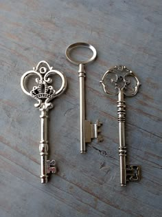 3 Large Skeleton Key Pendants in a Rustic Silver Finish! (3.15 to 3.25 inches long) Great finding for making bracelets, necklaces, earrings, other jewelry projects, steampunk creations, wedding decorations, and scrapbooking! You will receive: 1 of each key as pictured Double-sided; the design is on both sides. material: metal alloy; does not contain lead. Please let me know if you have any questions, or if you would like a listing for a different quantity! LOOKING FOR SOMETHING NOT IN OUR SHOP? Antique Key Bracelet, Keys Aesthetic, Steampunk Creations, Victorian Key, Skeleton Key Jewelry, Steampunk Key, Key Bracelet, Antique Accessories, Old Keys