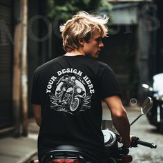 Black Biker T-shirt With Graphic Print, Casual Black T-shirt With Custom Artwork, Black Graphic T-shirt For Motorcycling, Black Graphic Print T-shirt For Motorcycling, Biker Black T-shirt With Graphic Print, Black Moto T-shirt With Graphic Print, Black Graphic T-shirt For Biker Events, Moto Style Black Crew Neck T-shirt, Black Moto Crew Neck T-shirt