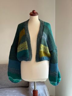 Wunderschöne Handgestrickte Strickjacke in grün Tönen. Einzigartig ! Onesize und super lässig.  Handgefertigt. Material: 50%Schurwolle, 50%Polyacryl. Unikat ! Casual Knitted Outerwear One Size, Green Knit Cardigan For Layering, Green Knitted Outerwear For Layering, Green Knit Cardigan For Fall, Green Soft Knit Cardigan For Layering, Casual Green Knit Cardigan, Oversized Bohemian Knitted Cardigan, Green Knitted Fall Cardigan, One Size Green Cardigan For Layering