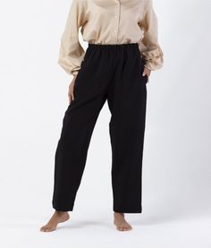 Pantalón fluido de cintura alta con elástico en la parte posterior, bolsillos delanteros. 96% Poliéster, 4% Elastano. Stretch Pants With Pockets For Daywear, High-waisted Relaxed Fit Dress Pants With Elastic Waistband, Relaxed Fit High-waisted Dress Pants With Elastic Waistband, Daywear Straight Pants With Pockets, Versatile Relaxed Fit Dress Pants With Elastic Waistband, Relaxed Fit Elastic Waistband Fall Pants, Solid Straight Leg Pants With Elastic Waistband, Relaxed Fit Ankle-length Pull-on Pants, Relaxed Fit Straight Leg Casual Pants