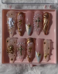 Angel White and Gold Press On Nail Set. With a variety of different gold nail charms! Each order comes with an extra five nails, and an application kit. White Angel Nails Acrylic, Extra Nails Designs With Charms, Glam Gold Nails, Angel Inspired Nails, White Nails With Gold Charms, Gold Chrome Nail Designs, Gold Gems On Nails, Rhinestone Gold Nails, Nail Charms Designs