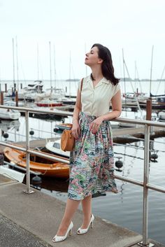 This skirt, based on an original template from the 50s, is sewn from cotton with Amalfi Coast pattern. Tightly cut and ruffled at the waist, the skirt provides a dreamlike silhouette and swings wonderfully when dancing. The skirt reaches, as usual in the 50s, to the middle of the calf and is closed at the back with a concealed zipper and glass button. Materials used: 100% cotton, glass button All my things are made to measure. The selection of clothing sizes is for guidance only. Do you have spe My Things, The 50s, Glass Buttons, Amalfi Coast, Amalfi, Modern Vintage, Floral Skirt, Dancing, Midi Skirt