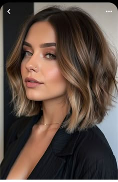 Bob Hair Highlights Brown, Balayage Hair Brunette Bob, Long Bob Caramel Balayage, Short Brown Hair With Caramel Balayage, Fall Hair Short Brunette, Trendy Chin Length Haircuts, Brown Bob With Balayage, Brunette Hair Short Highlights, Dark Root Balayage Short Hair