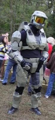 Homemade Master Chief Costume: I made this costume using a technique that I found online that had me printing off pieces of cardstock, cutting them out, folding... Kids Halloween Costume, Kids Halloween, Art And Crafts, Halloween Costumes For Kids, Halloween Kids, Master Chief