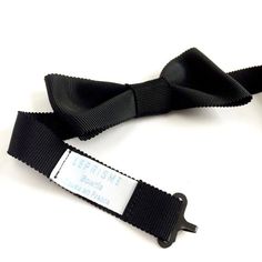 This is the bow tie every man should have in your wardrobe.The black bow tie is a timeless and it is ideal to be chic in various events. Wedding, birthday, Gala, etc.This bow as the set of bowties Prism Bowtie was made by hand in France and with love.Bow size: about 10x5cmChoker adjustable from 33 to 47 cm. Ideal to fit perfectly around your neckMake you directly on the site to see other great classics of the masculine.> www.leprismebowtie.comBow tie made in Lille. Black Bow Tie With Bow Tie Back, Dapper Adjustable Bow Tie With Detachable Bow, Adjustable Dapper Bow Tie With Detachable Bow, Black Formal Ties For Father's Day, Adjustable Satin Bow Tie For Business, Classic Adjustable Suit Accessories For Party, Classic Black Bow Tie And Accessories, Black Bow Tie And Suit Accessories For Party, Dapper Bow Tie For Formal Father's Day