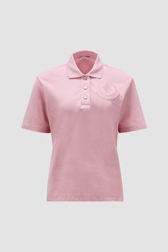 Designed to transcend seasons and trends, this polo shirt is crafted from cotton piquet. The loose fit style is enriched with an embroidered logo. Designer Short Sleeve Polo Shirt With Embroidered Logo, Designer Tops With Embroidered Logo, Designer Top With Embroidered Logo And Collared Neckline, Cotton Tops With Embroidered Logo And Collared Neckline, Cotton Tops With Collared Neckline And Embroidered Logo, Designer Cotton Tops With Ribbed Collar, Casual Tops With Embroidered Logo And Collared Neckline, Casual Tops With Collared Neckline And Embroidered Logo, Designer Cotton Polo Shirt