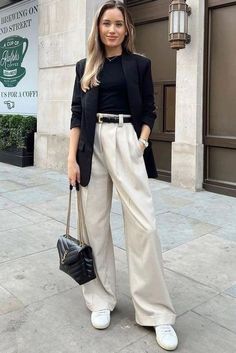 Wide Leg Pants And Blazer Outfit, Wide Leg Alfaiataria, Wide Leg Business Casual, Cream Wide Leg Trousers Outfit, Wide Leg Office Outfit, Khaki Slacks Outfit Women, Taupe Trousers Outfit, Outfits Com Blazer, Wide Leg Work Outfit