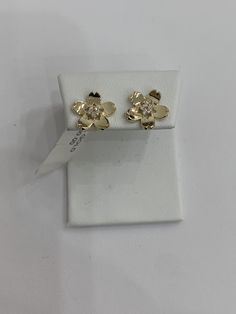 14k flower stud earrings - color gold finish - matches any outfits- great for daily use - great closure system - 100% 14k real gold- item sold by piece weight is undetermined Crystal Jewelry Necklaces, Gold Flower Earrings, Dope Jewelry Accessories, Open Flower, Piercings Jewelry, Jewelry Accessories Ideas, Dope Jewelry, Flower Stud Earrings, Girly Accessories