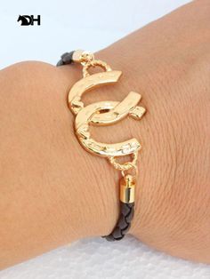 Horse bracelet gold Bracelet Gold Women, Horseshoe Bracelet, Horse Bracelet, Friends Tee, Dream Horse, Love Earrings, Horse Jewelry, Accessories Style, Horse Life