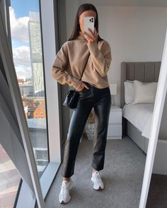 Leather Trousers Outfit, Lederhosen Outfit, Scandi Fashion, Work Outfits Women Summer, Stylish Work Attire, Business Casual Outfits For Work, Stylish Work Outfits, Office Style