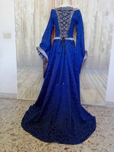 Royal Outfit, Womens Costumes, Royal Outfits, Medieval Dress, Fantasy Gowns, Medieval Fantasy, Women's Costumes, My Books, Stylish Dresses