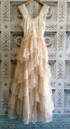 Eine Linie Spitzen-Tüll-Abschlussballkleider Frauen V-Ausschnitt elega Summer Prom Lace Evening Dress, Summer Prom Evening Dress In Lace, Lace V-neck Gown For Prom, V-neck Lace Gown With Lace Trim, Scalloped Lace Gown For Prom Season, Scalloped Lace Gown For Prom, Summer Lace Gown For Prom, Summer Lace Prom Gown, Summer Lace Evening Dress For Bridesmaids