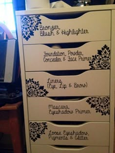 Awesome idea for organizing makeup Simple Stencil, Rangement Makeup, Zimmer Diy, Makeup Station, Diy Vanity, Vanity Organization, Makeup Rooms