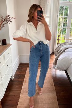 In The Style Chic Mom Outfits, Straight Jeans Outfit, Ankle Grazer Jeans, Mum Jeans, Size 8 Model, Mom Jeans Outfit, Mum Fashion, 30s Fashion, Fashion And Beauty Tips