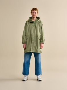 The LAOS is yet another modern day Bellerose classic. It's got that perfect oversized, roomy fit, a comfortable hood, elasticated cuffs and our trademark contrasting drawstring in the hood. Its water repellent cotton blend fabric keeps you dry while its classic dark blue colorway allows any colors combination. A seasonal must-have and timeless essential! Oversized Khaki Cotton Parka, Oversized Cotton Utility Parka, Cotton Outerwear With Adjustable Hood In Relaxed Fit, Cotton Outerwear With Adjustable Hood Relaxed Fit, Relaxed Fit Cotton Outerwear With Adjustable Hood, Khaki Cotton Parka With Drawstring Hood, Green Cotton Parka For Spring, Spring Green Cotton Parka, Casual Cotton Parka With Drawstring Hood