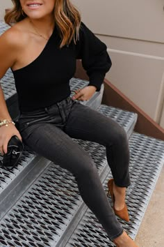 Black Denim Outfit, Chic Mom Outfits, Jeans Casual Outfit, Black Top Outfit, Casual Night Out Outfit, Casual Denim Outfits, Jeans Heels Outfit, Jeans Outfit Fall, Jeans Outfit Winter