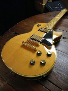 an electric guitar sitting on top of a wooden table