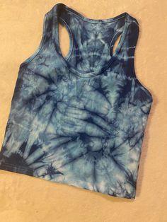 Blue tie dyed crop top. Super soft and stretchy material. Size - Large Festival Scarves, Tie Dye Crop Top, Tie Dye Tank Top, Bleach Dye, Yellow Ties, Black Tie Dye, Cropped Tops, Blue Tie, White Tie