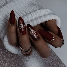 Christmas Nails For Black Women, Xmas Gel Nails, Red Snowflake Nails, Simple Xmas Nails, Winter Themed Nails, Nile Art, Leo Nails, Black Christmas Nails, Nails For 2023