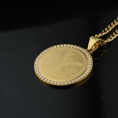 Mit der Iced Bezel Centenario-Halskette verleihen Sie sich einen opulenten Stil mit viel Bedeutung. Dieses Stück symbolisiert Erfolg und verwirklichte Träume und feiert diejenigen, die aus bescheidenen Verhältnissen ein erfolgreiches Leben geführt haben. Es inspiriert dazu, nach mehr zu streben. Schmücken Sie sich mit einer luxuriösen Erinnerung an hart erkämpften Erfolg und grenzenloses Potenzial.
 Kettenlänge: 24"
 Anhängergröße: 1,77" x 1,57"
 Gewicht: 41,6 g
 Vergoldet Yellow Gold Medallion Necklace With Si Clarity, Elegant 14k Stamped Coin Necklace, Elegant Yellow Gold Necklaces For Commemoration, Diamond Coin Pendant Jewelry As A Gift, Luxury Gold Jewelry For Commemoration, Diamond Coin Necklace Gift, Diamond Coin Necklace For Gift, Elegant Coin Pendant Necklaces For Commemoration, Elegant Gold Jewelry For Commemoration