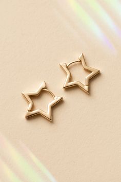 Starry Huggies Earrings – Wild Rina Preppy Jewelry, Snake Jewelry, Jewelry Accessories Ideas, Jewelry Essentials, Jewelry Lookbook, Girly Jewelry, Gold Star, Jewelry Inspo, Dream Jewelry