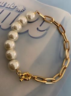 Pearls, link and Brooch Bracelet Sophisticated Beaded Jewelry, Elevate Your Look, Jewelry Inspiration, Your Style, Beaded Jewelry, Beading, Gold Bracelet, Lily, Beaded Bracelets