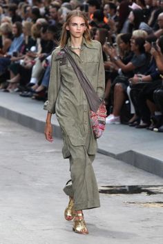 Auch bei Chanel gab es Culottes mit breitem Umschlag zu sehen. Dazu kombinierte Karl Lagerfeld ein langes Kaftan-Oberteil. Casual Gown, Casual Gowns, Khaki Suit, Style Steal, Shift Dresses, Dress Looks, Maxi Shirt Dress