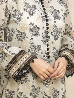 Ladies Printed Shirt Design, Printed Sleeves Design, All Over Suit Design Printed, Shirt Design With Lace, Printed Shirts Design, Fabric Kurti Design, Lace Design On Printed Suits, Lawn Suit Design, Printed Suit Design