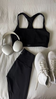 In search of the best gym outfits to break a sweat in? These are the best workout outfits and athleisure brands on Amazon! Feel comfortable in your next yoga class with my list of Amazon gym wear #yoga #gymoutfits #aesthetic #nike Gym Ootd, Gym Aesthetic, Gym Girl, Gym Fits, Gym Inspo, Gym Outfits