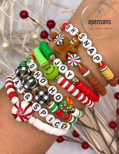 Plaid Bead Ho Ho Ho Joy Heishi Bead Christmas Bracelets - Etsy Christmas Jewlrey Diy, Xmas Bracelet Ideas, Handmade Holiday Bracelets, Christmas Jewelry Diy Bracelets, Christmas Braclets Ideas, Cute Christmas Bracelets, Candy Bracelet Ideas