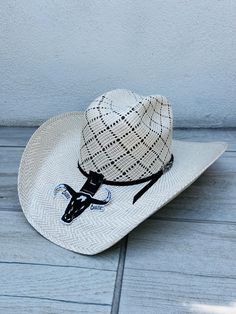 Brim/ Falda: 4 inch Crown/ Copa: 4 inch 100x Diamond Pattern on Crown This is a nice western hat Fantasma/sinaloa style. Available in 6 sizes. The color is Beige/Bicolor. The hat band may vary as each one is unique. Sombrero vaquero estilo Fantasma/Sinaloa. Disponible en 6 medidas. Color Beige White Panama Hat For Western-themed Events, White Fitted Panama Hat For Western-themed Events, Fitted White Panama Hat For Western-themed Events, White Fitted Panama Hat For Western Events, White Western Wide Brim Straw Hat, White Western Panama Hat For Western-themed Events, White Western Toquilla Straw Hat, White Toquilla Straw Hat Bands For Western-themed Events, White Southwestern Hat For Rodeo