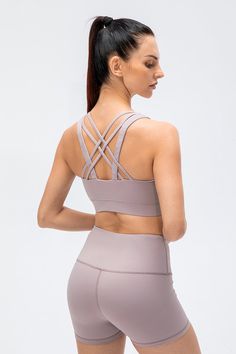 Superkomfortabel - Sports-BHen er laget av 4-veis stretch, fukttransporterende og hurtigtørkende stoff. 77 % nylon og 23 % spandex, som gjør stoffet elastisk og pustende, holder deg kjølig, komfortabel og tørr under trening.

Medium støtte - BH-en bruker stropper på kryss og tvers og elastisk bredbåndskant kan redusere skuldertrykket og gi støtte til bysten din. Det passer best for idretter med lav og medium effekt.

Avtakbare puter - Denne BH innebygde avtagbare puten for praktisk justering.

H Supportive Cross Back Sports Bra With Built-in Padding, Workout Sports Bra With Built-in Padding And 4-way Stretch, Breathable Stretch Bra For Workout, Sporty Cross Back Bra For Workout, Sporty Workout Bra With Cross Back, Versatile Nylon Sports Bra Bra Friendly, Supportive Cross Back Activewear For Light Exercise, Sporty Cross Back Workout Bra, Sporty Cross-back Workout Bra