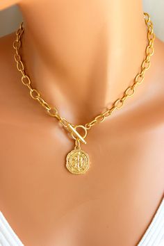 "This is a 14k gold filled ancient coin choker necklace for women. This is a Roman coin pendant is 18kt gold filled, features the Saint Benedict cross and measures 21mm. Thick rolo chain is 14kt gold filled, links measure 10x7mm, 1.5mm thick with a toggle clasp in front. Very trendy this necklace is even more lovely in person. Looks great worn alone or layered with other necklaces! Comes in a cute gift box! Model is wearing a 15\" length. Gold filled jewelry is an actual layer of gold pressure b 14kt Gold Jewelry, Ancient Coin Jewelry, Gold Necklace Chain, Coin Choker, Gold Locket Necklace, Chunky Choker, Choker Gold, Ancient Coin, Diy Jewelry Inspiration