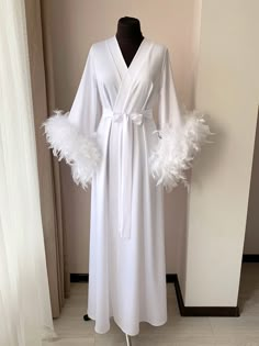 Перьевой халат невесты длинный свадебный халат румянец | Etsy Feather Robe Bride, Elegant Robe With Feather Trim For Wedding Night, Elegant Wedding Robe With Feathers, Wedding Satin Robe With Feathers, Feathered Robe For Wedding Night, Feathered Robe, Feather Pajamas, Fancy Robes, Long Bridal Robe